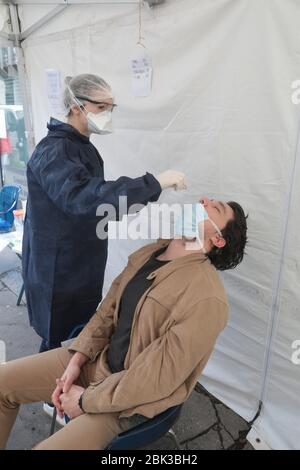 TEST COVID-19 A PARIGI Foto Stock