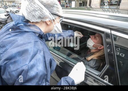 TEST COVID-19 A PARIGI Foto Stock