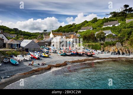 Cadgwith, una pittoresca baia di pescatori situata sulla penisola di Lizard, Cornovaglia Foto Stock