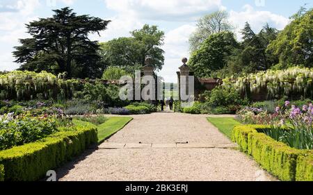 Doddington Hall, giardino murato e porta di pietra Foto Stock