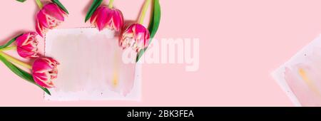 Un biglietto di auguri con un posto per testo e tulipani come regalo per il giorno della madre, San Valentino, matrimonio o anniversario. Foto Stock