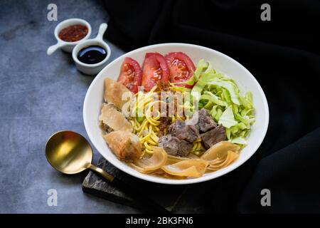 Soto mie Bogor, zuppa di tagliatelle tradizionale da Giava Occidentale, Indonesia Foto Stock