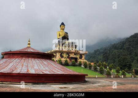 Parco del Buddha di Ravangla. Bella statua enorme di Buddha, a Rabangla , Sikkim , India. Statua del Buddha di Gautama nel Parco del Buddha di Ravangla. Foto Stock