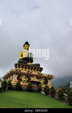 Parco del Buddha di Ravangla. Bella statua enorme di Buddha, a Rabangla , Sikkim , India. Statua del Buddha di Gautama nel Parco del Buddha di Ravangla. Foto Stock