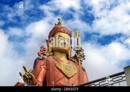 Vista panoramica della statua di Guru Padmasambhava Guru Rinpoche, il santo patrono di Sikkim sulla collina di Sammruptse, Namchi in Sikkim, India. Foto Stock