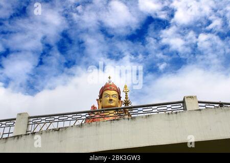 Vista panoramica della statua di Guru Padmasambhava Guru Rinpoche, il santo patrono di Sikkim sulla collina di Sammruptse, Namchi in Sikkim, India. Foto Stock
