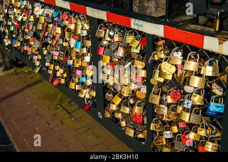 Lucchetti d'amore - simbolo dell'amore che si inneggia, Amsterdam, Olanda del Nord, Olanda Foto Stock