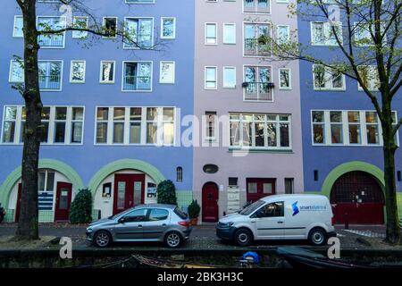 Costruzione di architettura lungo i canali nella vecchia Amsterdam, Amsterdam, Olanda del Nord, Olanda Foto Stock