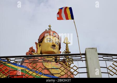 Vista panoramica della statua di Guru Padmasambhava Guru Rinpoche, il santo patrono di Sikkim sulla collina di Sammruptse, Namchi in Sikkim, India. Foto Stock