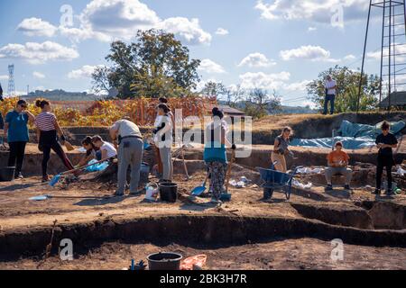 Vinča, Serbia, Sep 27, 2019: archeologi lavora su scavi archeologici Foto Stock