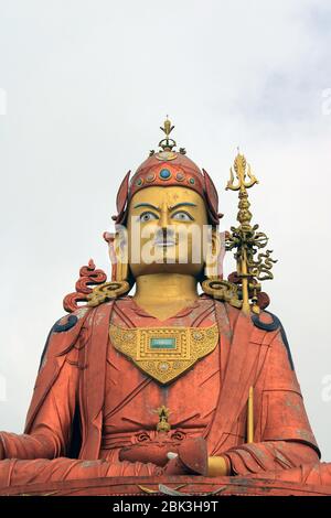 Vista panoramica della statua di Guru Padmasambhava Guru Rinpoche, il santo patrono di Sikkim sulla collina di Sammruptse, Namchi in Sikkim, India. Foto Stock