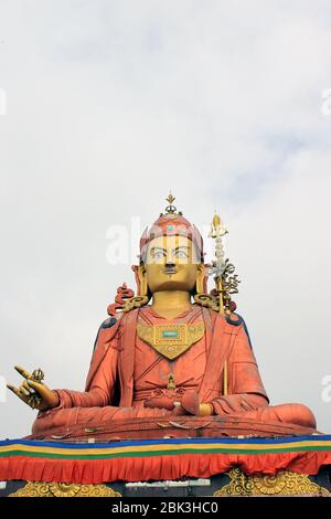 Vista panoramica della statua di Guru Padmasambhava Guru Rinpoche, il santo patrono di Sikkim sulla collina di Sammruptse, Namchi in Sikkim, India. Foto Stock