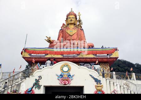Vista panoramica della statua di Guru Padmasambhava Guru Rinpoche, il santo patrono di Sikkim sulla collina di Sammruptse, Namchi in Sikkim, India. Foto Stock