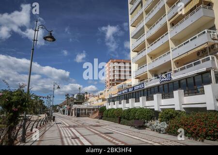 1 maggio 2020: 1 maggio 2020 (Malaga) spiaggia, ristoranti, negozi di souvenir e passeggiata di Benalmadena Costa sono completamente vuoti e chiusi dalla crisi del coronavirus in piena stagione turistica Credit: Lorenzo Carnero/ZUMA Wire/Alamy Live News Foto Stock