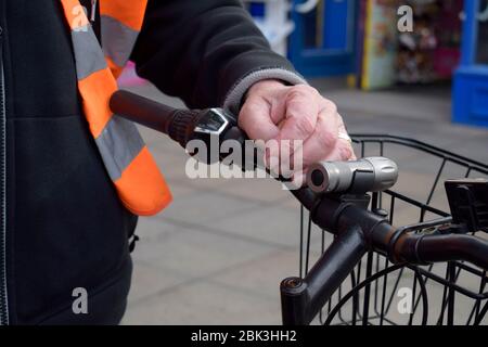 Primo piano della mano dell'uomo sulla bicicletta. Foto Stock