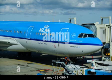 Amsterdam / Paesi Bassi - 7 ottobre 2018: KLM Royal Dutch Airlines Airbus A330-203 all'aeroporto Schiphol di Amsterdam Foto Stock