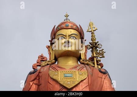 Vista panoramica della statua di Guru Padmasambhava Guru Rinpoche, il santo patrono di Sikkim sulla collina di Sammruptse, Namchi in Sikkim, India. Foto Stock