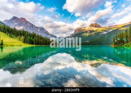 Lago di smeraldo a Yoho NP, British Columbia, Canada Foto Stock