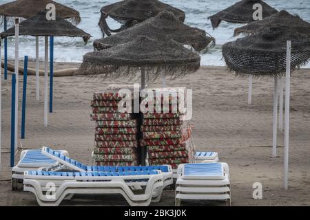 1 maggio 2020: 1 maggio 2020 (Malaga) spiaggia, ristoranti, negozi di souvenir e passeggiata di Benalmadena Costa sono completamente vuoti e chiusi dalla crisi del coronavirus in piena stagione turistica Credit: Lorenzo Carnero/ZUMA Wire/Alamy Live News Foto Stock