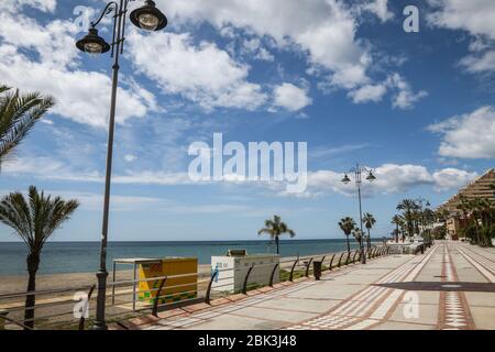 1 maggio 2020: 1 maggio 2020 (Malaga) spiaggia, ristoranti, negozi di souvenir e passeggiata di Benalmadena Costa sono completamente vuoti e chiusi dalla crisi del coronavirus in piena stagione turistica Credit: Lorenzo Carnero/ZUMA Wire/Alamy Live News Foto Stock