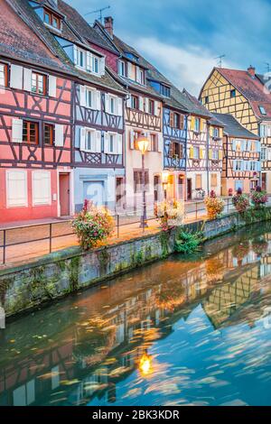 Tradizionali tipiche case a graticcio in Colmar, Alsazia, Francia Foto Stock