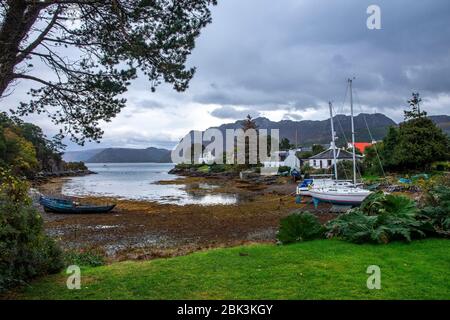 Plockton è un villaggio nelle Highlands scozzesi a Lochalsh, Wester Ross, un insediamento sulle rive del Loch Carron. Foto Stock