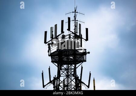 Silhouette dell'antenna utilizzata per i telefoni cellulari. Particolare della torre radio cellulare. Foto Stock
