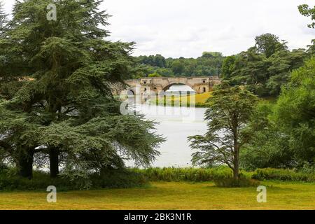 Il Grand Bridge di Vanbrugh nel Great Lake progettato da Capability Brown nel Blenheim Park a Blenheim Palace, Woodstock, Oxfordshire, Inghilterra, Regno Unito Foto Stock