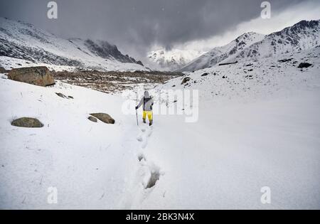 Tourist nel percorso di neve in un bel cielo nuvoloso sfondo. Arrampicata Outdoor Concept. Foto Stock