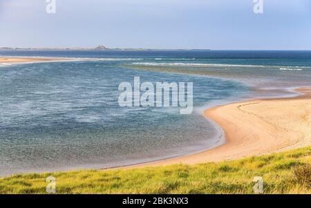 Alta marea a Budle Point sulla baia di Budle con l'isola di Lindisfarne all'orizzonte, Northumberland, Inghilterra Foto Stock