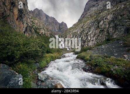 Acqua Bianca fiume nella valle di montagna con montagne rocciose in Karakol national park, il Kirghizistan Foto Stock