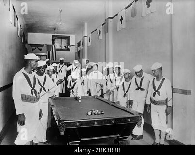 Marinai afro-americani nella sede della Croce Rossa, filiale n. 6 del Capitolo di New Orleans, che è stato adattato per l'uso dei marinai e soldati afro-americani da Louise J. Ross, New Orleans, Louisiana, USA, American National Red Cross Photograph Collection, settembre 1918 Foto Stock