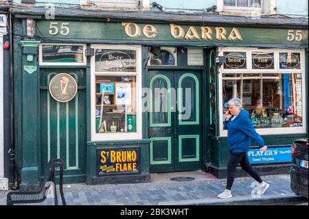 Clonakilty, West Cork, Irlanda. 1° maggio 2020. Una donna cammina davanti al famoso pub di musica Clonakilty, De barra's. Il governo irlandese ha affermato che i pub potrebbero essere le ultime imprese a riaprire dopo la pandemia del Covid-19 a causa delle preoccupazioni legate alle distanze sociali. Credit: AG News/Alamy Live News Foto Stock