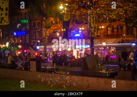 Strada busker Alex produce bolle giganti in piazza Rembrantplein, Amsterdam, Olanda del Nord, Paesi Bassi Foto Stock