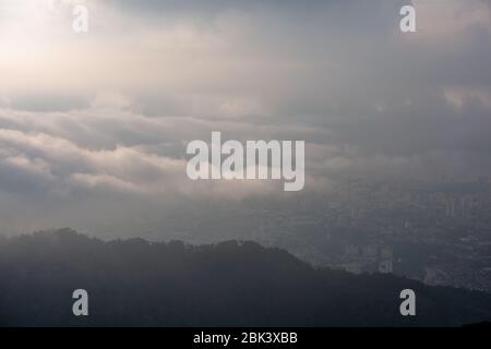 Sea Cloud coprire Georgetown in mattinata frizzante. Vista dalla Penang Hill. Foto Stock