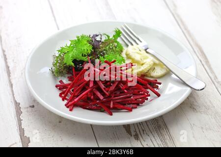 insalata di barbabietole julienne, cucina vegetariana sana Foto Stock