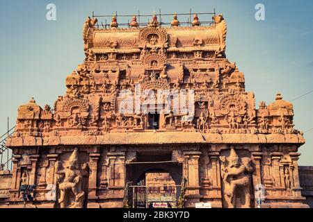 Bella vista luminosa della torre del tempio di Lord Bragadeeswarar Tempio in Tamil Nadu India Foto Stock