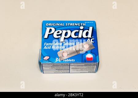 Apr 27, 2020 Sunnyvale / CA / USA - due pillole Pepcid messo su una scatola aperta; Pepcid è uno del marchio sotto cui Famotidina, un farmaco tha Foto Stock