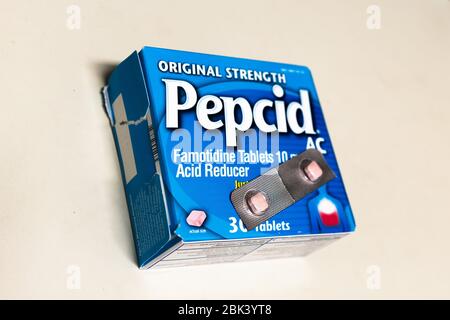 Apr 27, 2020 Sunnyvale / CA / USA - due pillole Pepcid messo su una scatola aperta; Pepcid è uno del marchio sotto cui Famotidina, un farmaco tha Foto Stock