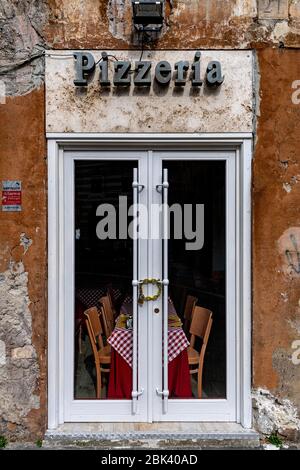 Roma, Italia. 30 Aprile 2020. Una porta della Pizzeria chiusa è visibile nel centro di Roma durante la chiusura dell'Italia a causa del pandemy Covid-19. Il 4 maggio inizierà la fase 2 delle misure contro la pandemia, adottate dal governo italiano, che consentiranno ad alcuni operai edili e di fabbrica di tornare al lavoro. Credit: Insidefoto srl/Alamy Live News Foto Stock