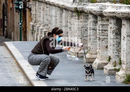 Roma, Italia. 30 Aprile 2020. Una donna scatta foto al suo cane durante il blocco italiano a causa della pandemia di Covid-19. Credit: Insidefoto srl/Alamy Live News Foto Stock