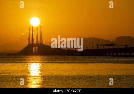 Sole d'oro sull'uovo sopra il ponte di Penang con styling su cavo. Foto Stock