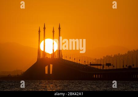 Alba sull'uovo sul ponte di Penang. Foto Stock