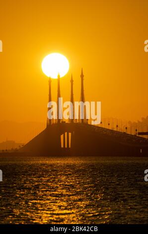 Alba sul ponte di Penang a metà apertura. Foto Stock