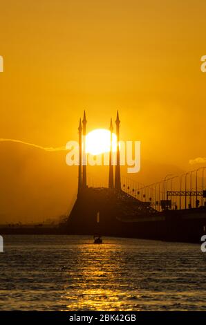 Alba tuorlo d'uovo sopra la nuvola al Ponte di Penang. Foto Stock