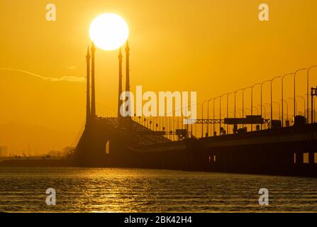 Alba mattutina sul Ponte di Penang. Foto Stock