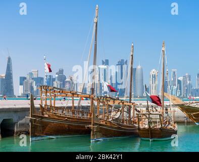 Si sfola nel dhow Harborcon lo skyline del West Bay Central Business District alle spalle, Doha, Qatar, Medio Oriente Foto Stock