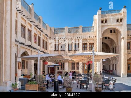 Cafe nel suq Falcon, Doha, Qatar, Medio Oriente Foto Stock