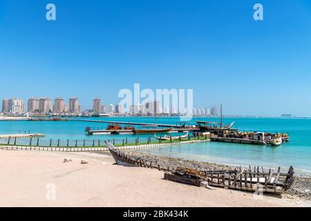 Katara Beach si affaccia sullo skyline dello sviluppo di Pearl Qatar, Doha, Qatar, Medio Oriente Foto Stock