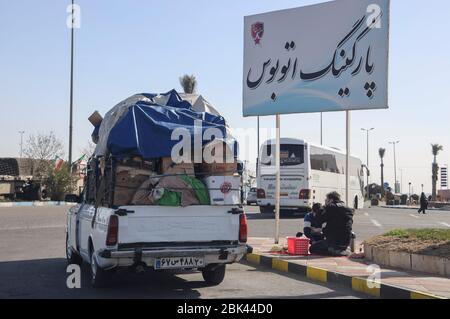 Camion pick-up completamente carico parcheggiato sulla strada mentre gli autisti stanno facendo un picnic, provincia di Isfahan, Iran, Persia, Medio Oriente Foto Stock